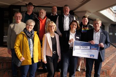 Das Bild zeigen die Spendenempfänger*innen gemeinsam mit Bürgermeister Feddermann am 06.03.2024 vor dem Auricher Rathaus