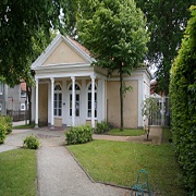 Der Kunstpavillon ist ein klassizistisches Gebäude aus dem Jahr 1803.