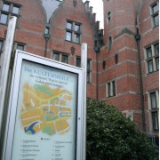 Ein Hinweisschild mit Informationen zur Auricher Kulturmeile. Im Hintergrund das Gebäude der Ostfriesischen Landschaft. 