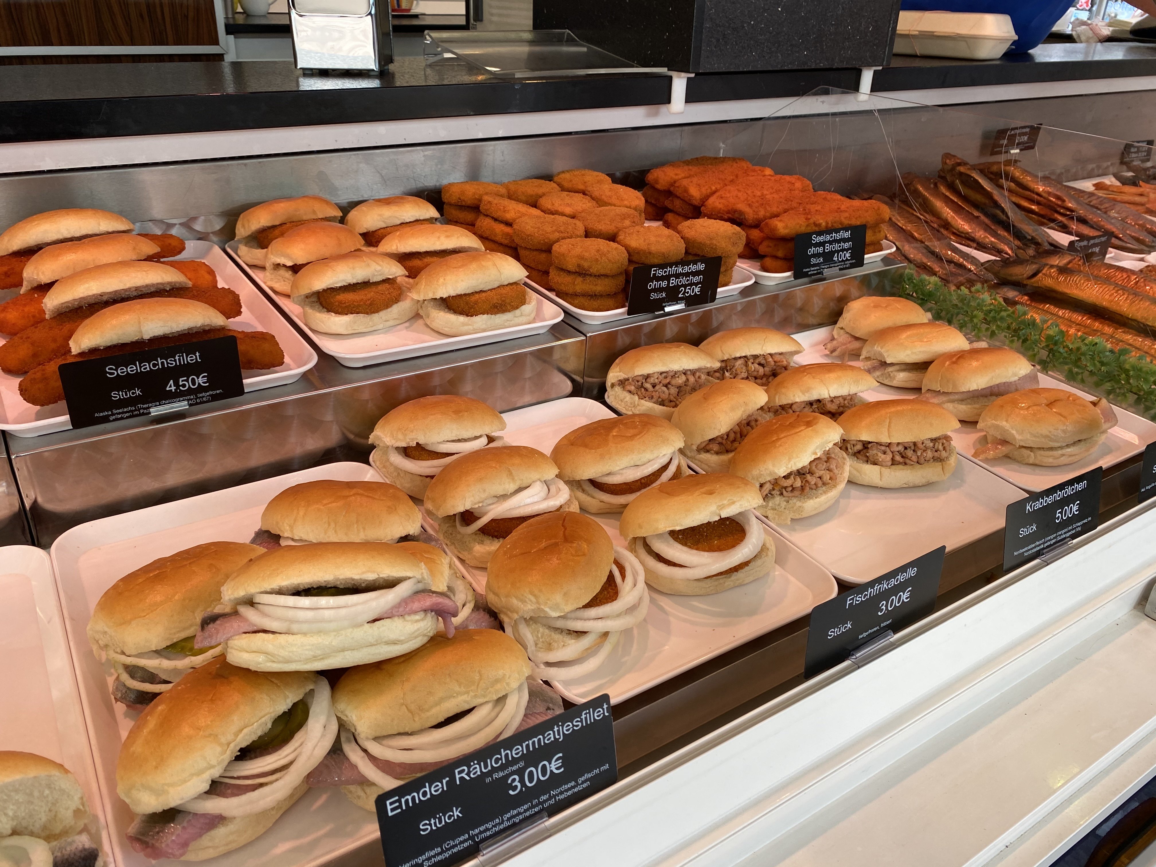 Auslagen im Fischverkaufswagen