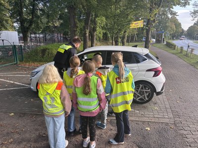 Kinder unterstützen die Polizei im Rahmen der europäischen Mobilitätswoche