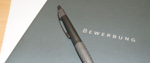 Eine Bewerbungsmappe mit einem Stift 