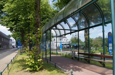 Busbahnhof mit überdachten Sitzgelegenheiten 