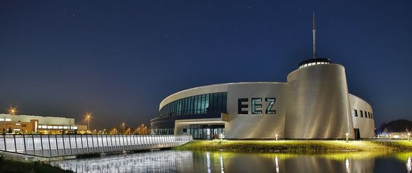 Das Energie-, Bildungs- und Erlebniszentrum bei Nacht 