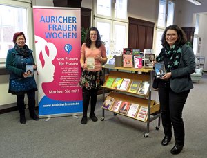 Birgit Ehring-Timm, Maren Walkenhorst und Sandra Grau von der Stadt Aurich präsentieren den Büchertisch feministische Literatur in der Stadtbibliothek Aurich 