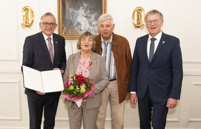 Ehrung durch Verleihung des Bundesverdienstkreuzes an Hannelore Folkerts