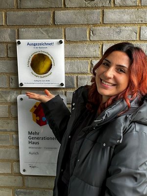 Aurichs Ehrenamtskoordinatorin freut sich über die Auszeichnung, die nun sichtbar am Gebäude des Familienzentrums angebracht ist