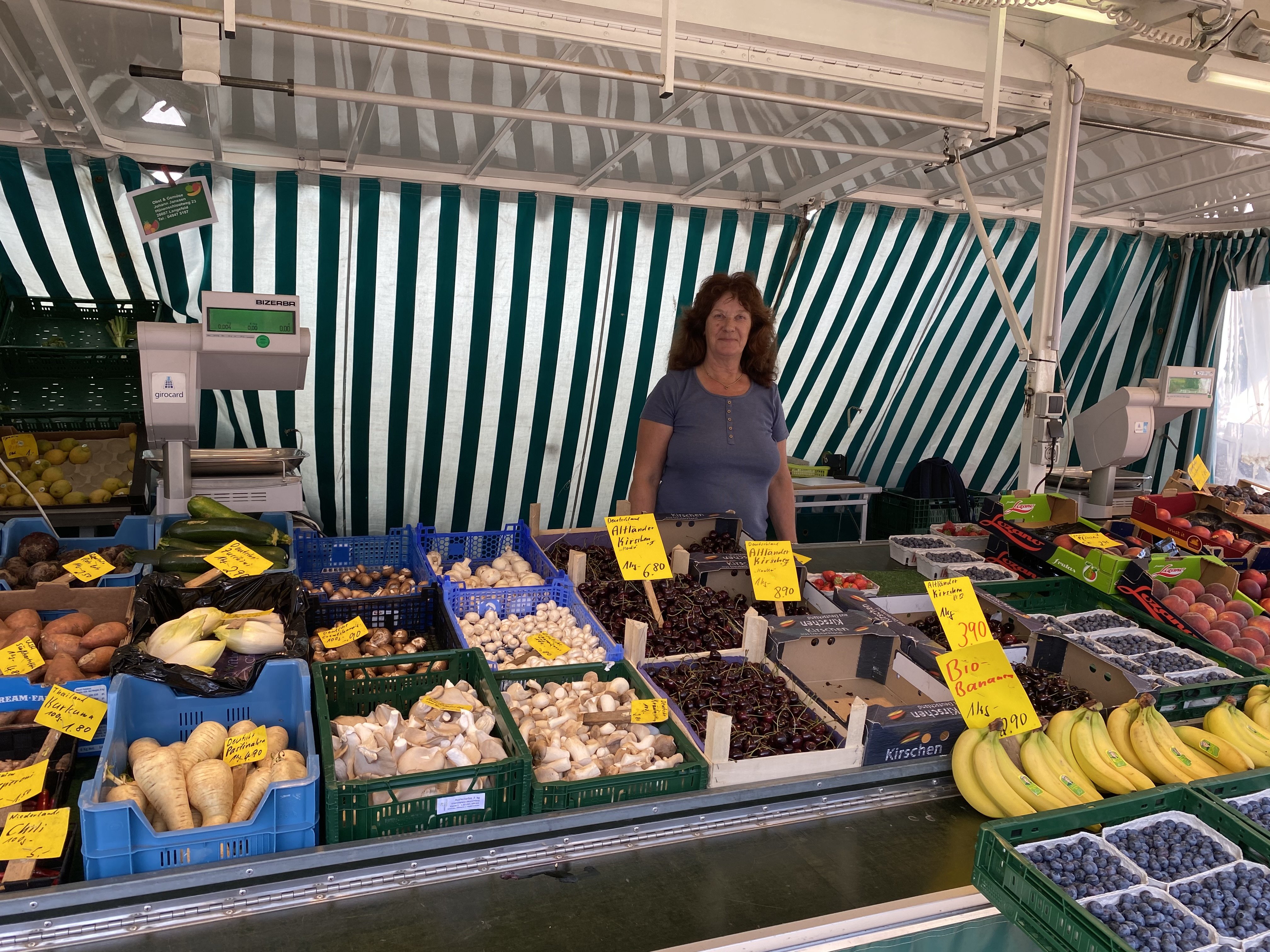 Verkaufsstand mit Obst und Gemüse 