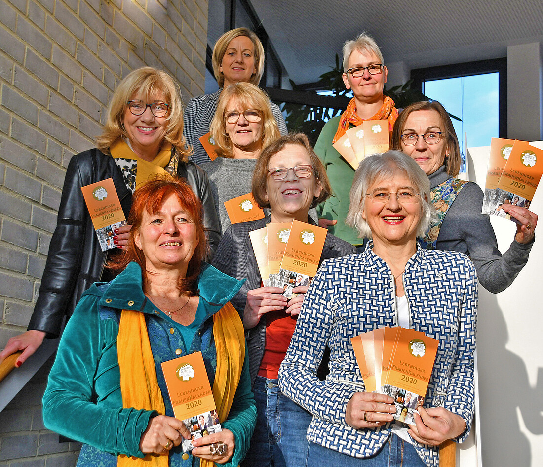 Die Lenkungsgruppe des Runden Tisches FrauenLeben in Ostfriesland stellte den Lebendigen FrauenKalender 2020 vor