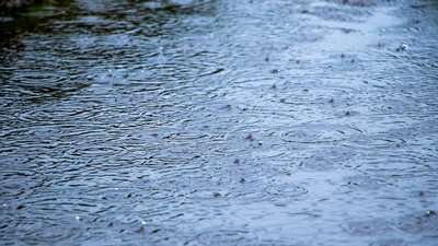 Regentropfen prasseln auf die Erde 