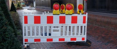 Barke an einer Baustelle