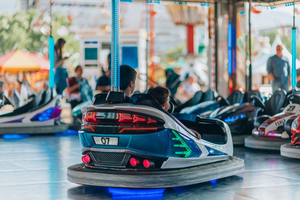 Zwei Personen sitzen in einem Autoscooter