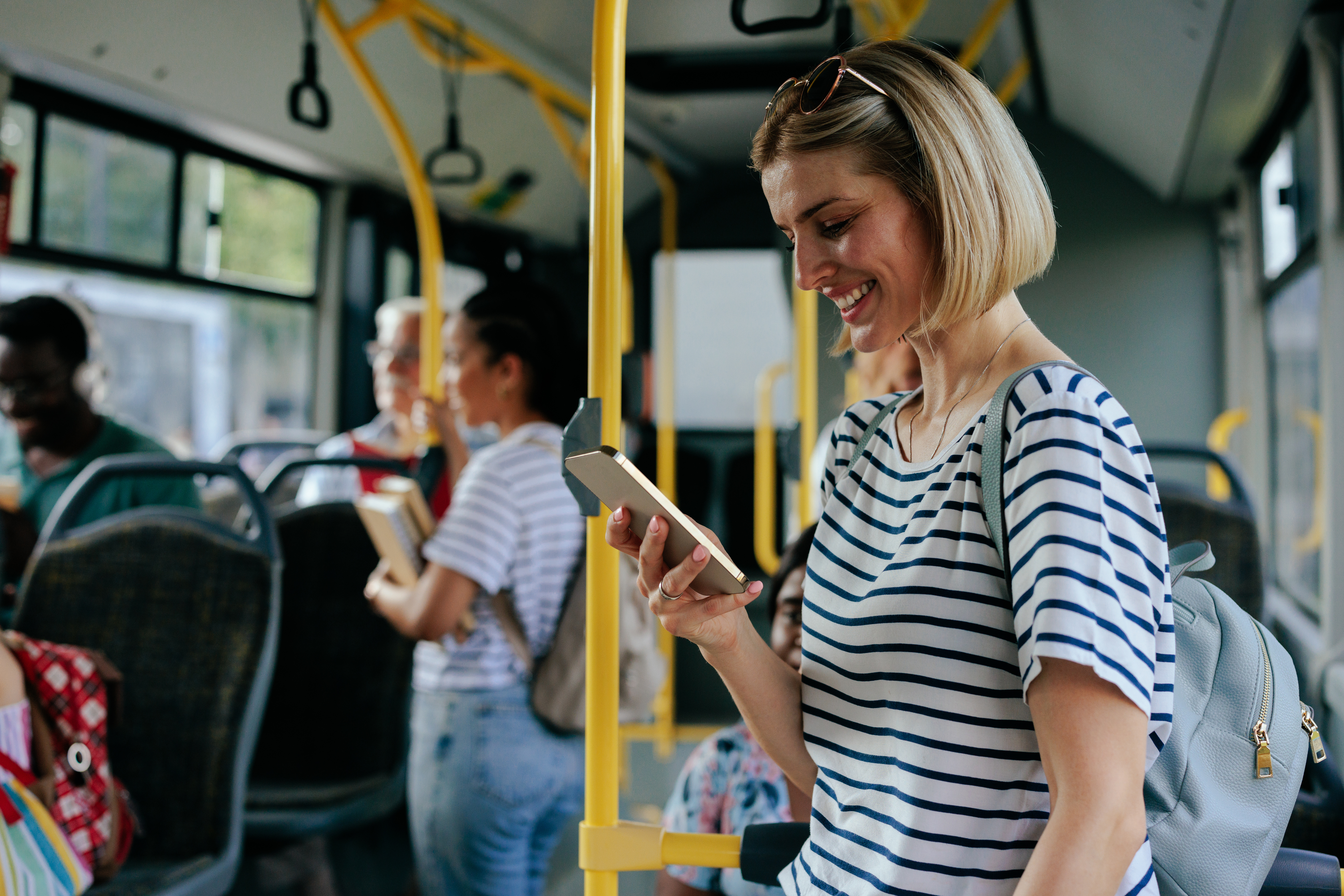Mehrere Personen fahren mit dem Bus