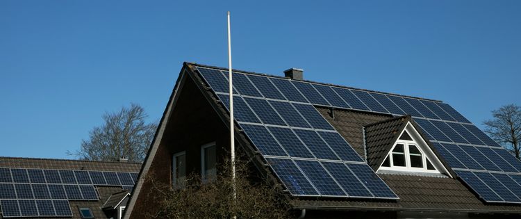 Hausdach mit Solaranlage 