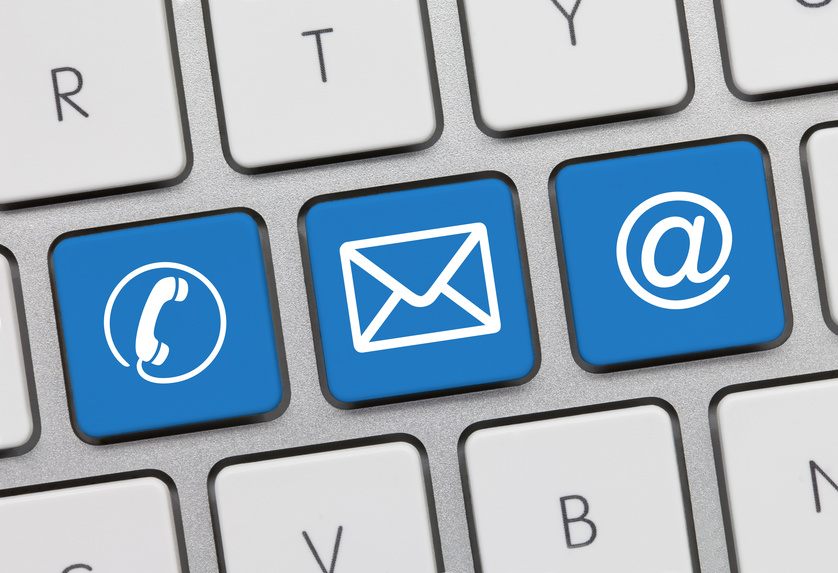 Eine Computertastatur mit Buchstaben und den Symbolen Telefonhörer, Brief und Email