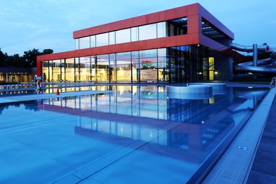 Außenansicht Familien- und Wohlfühlbad De Baalje. Im Vordergrund das Außenbecken. 