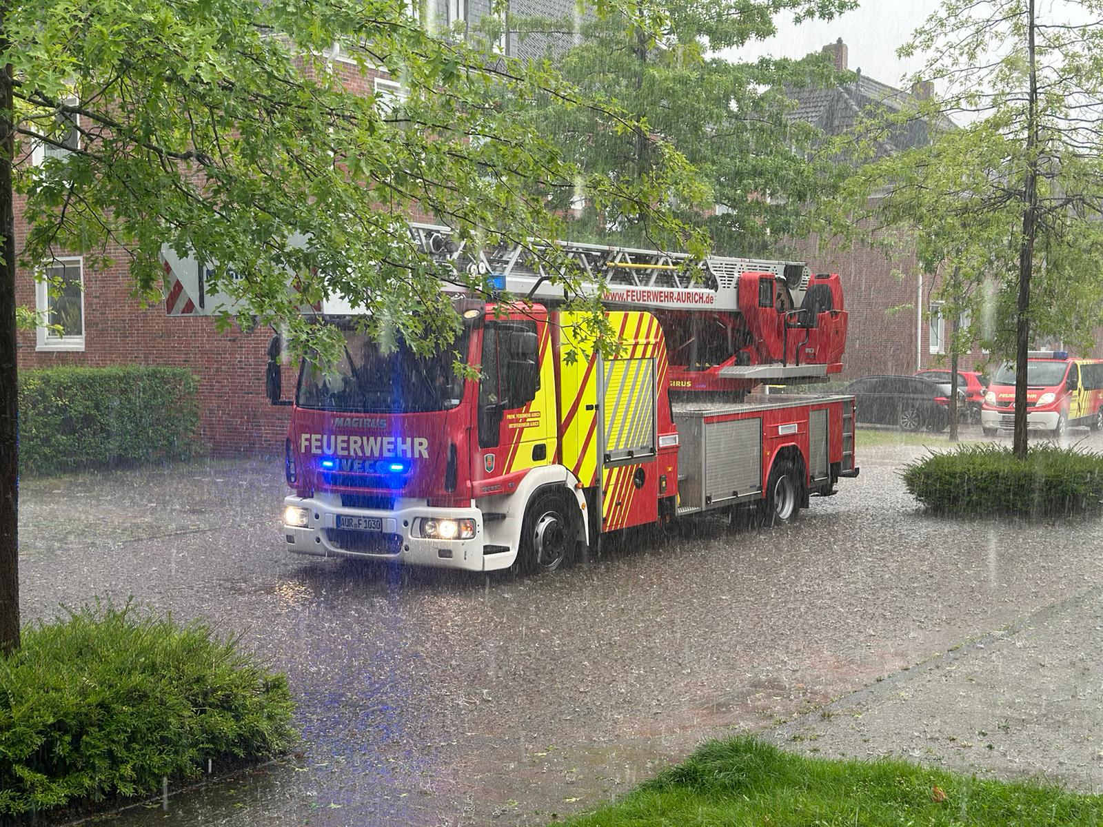 Feuerwehrfahrzeug im Einsatz während eines Starkregenereignisses 
