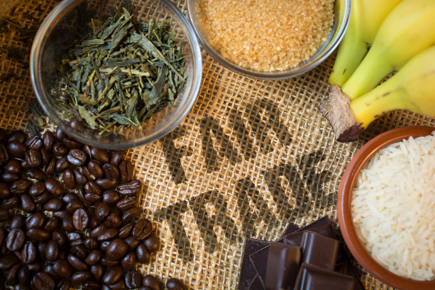 Produkte aus dem fairen Handel wie Schokolade, Reis, Bananen, Zucker, Tee und Kaffeebohnen.