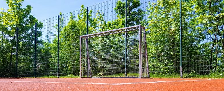 Sportplatz mit einem Fußballtor