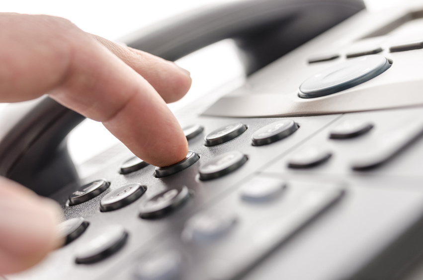 Eine Person bedient ein Tastentelefon