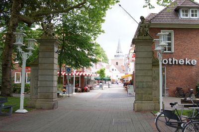 Stadttor mit Blick in die Auricher Innenstadt