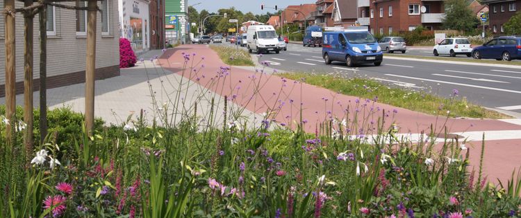 Straße mit fließendem Verkehr 