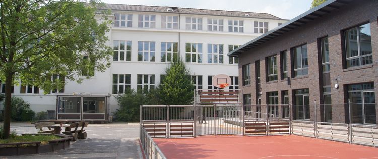 Lambertischule Aurich mit Schulhof