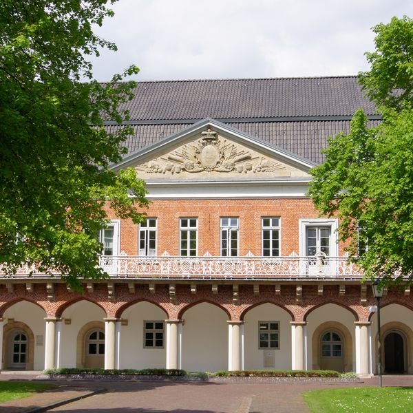 Zweigeschossiger Marstall, erbaut im Barockstil. Im Untergeschoss Arkadengang mit Tudorbögen. Im Obergeschoss Balkon mit schmiedeeisernem Geländer und Giebeldreieck. 