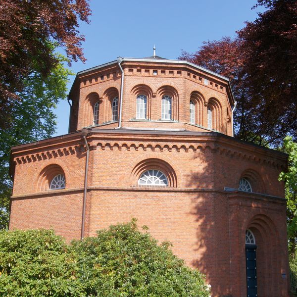 Das Mausoleum ist ein neoromanischer Zehneckbau mit Kuppelgewölbe.