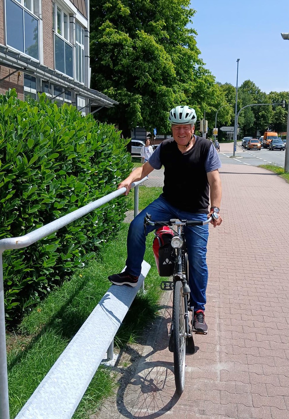 Radfahrer nutzt eine Fußraste