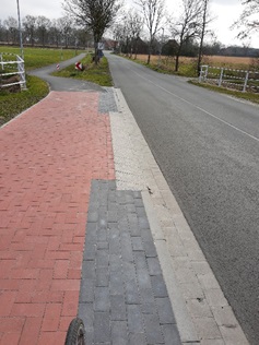 Radweg in der Straße Zum Haxtumerfeld in Aurich