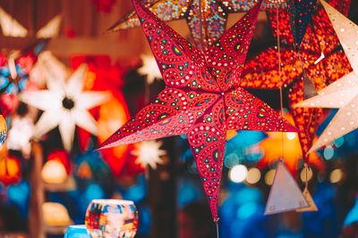 Leuchtende Weihnachtssterne aus Papier 