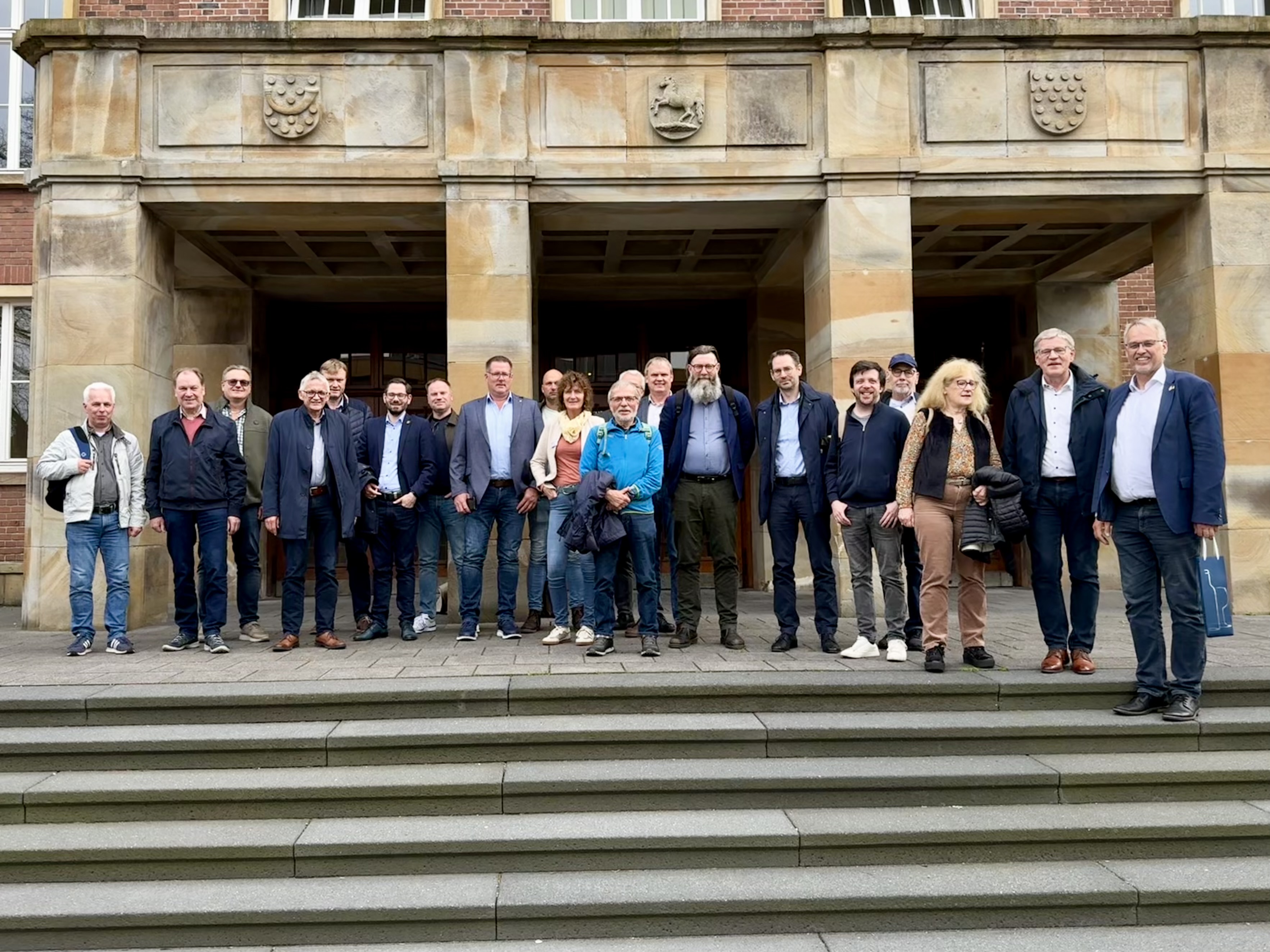 Die Delegation vor dem Rathaus der Stadt Nordhorn im Rahmen der Informationsfahrt zur reaktivierten Bahnstrecke