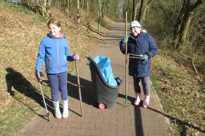 Kinder nehmen an einer Müllsammelaktion teil 