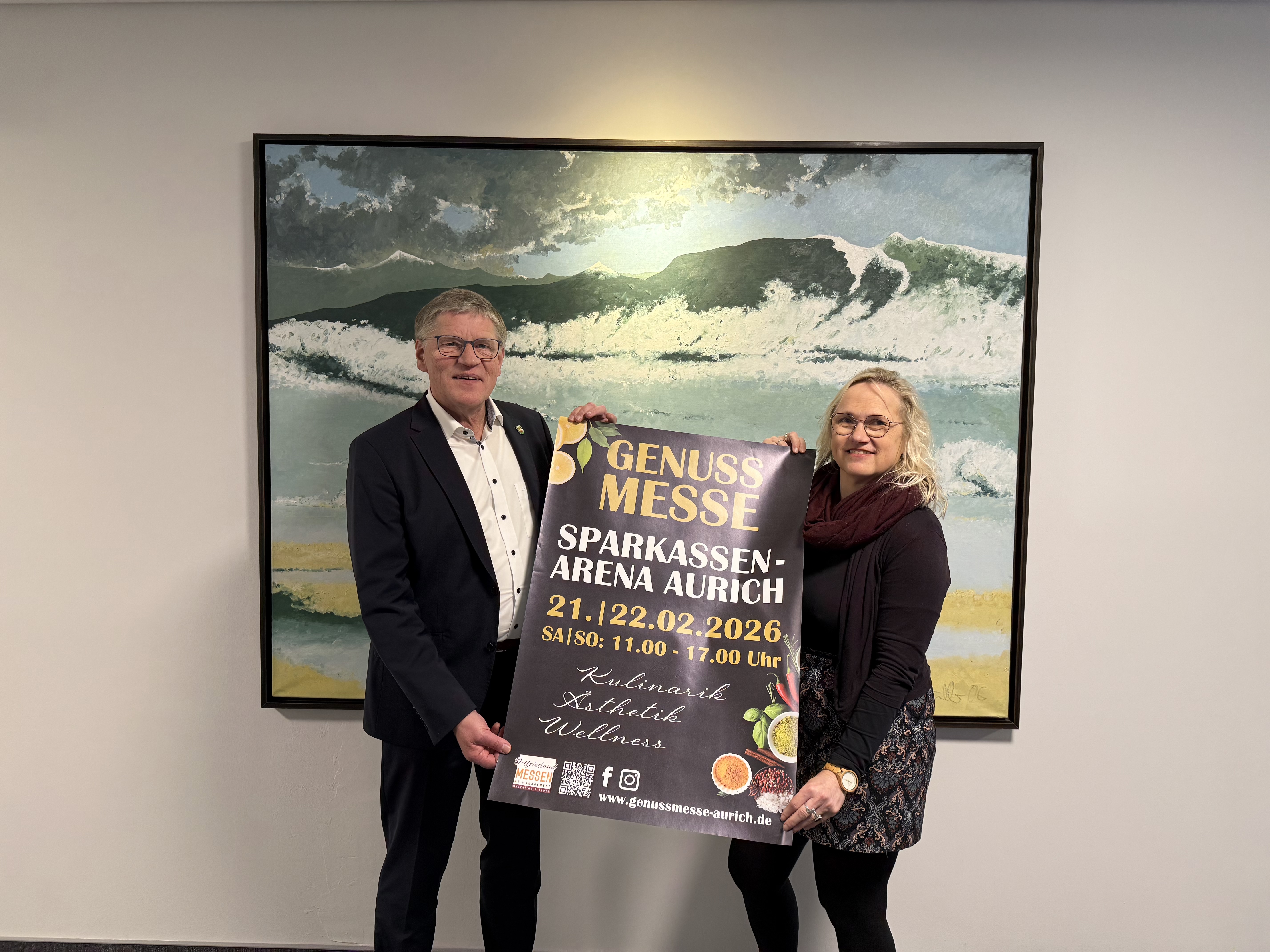 Bürgermeister Horst Feddermann und Karin Thies präsentieren die Genussmesse 2026 mit einem Plakat