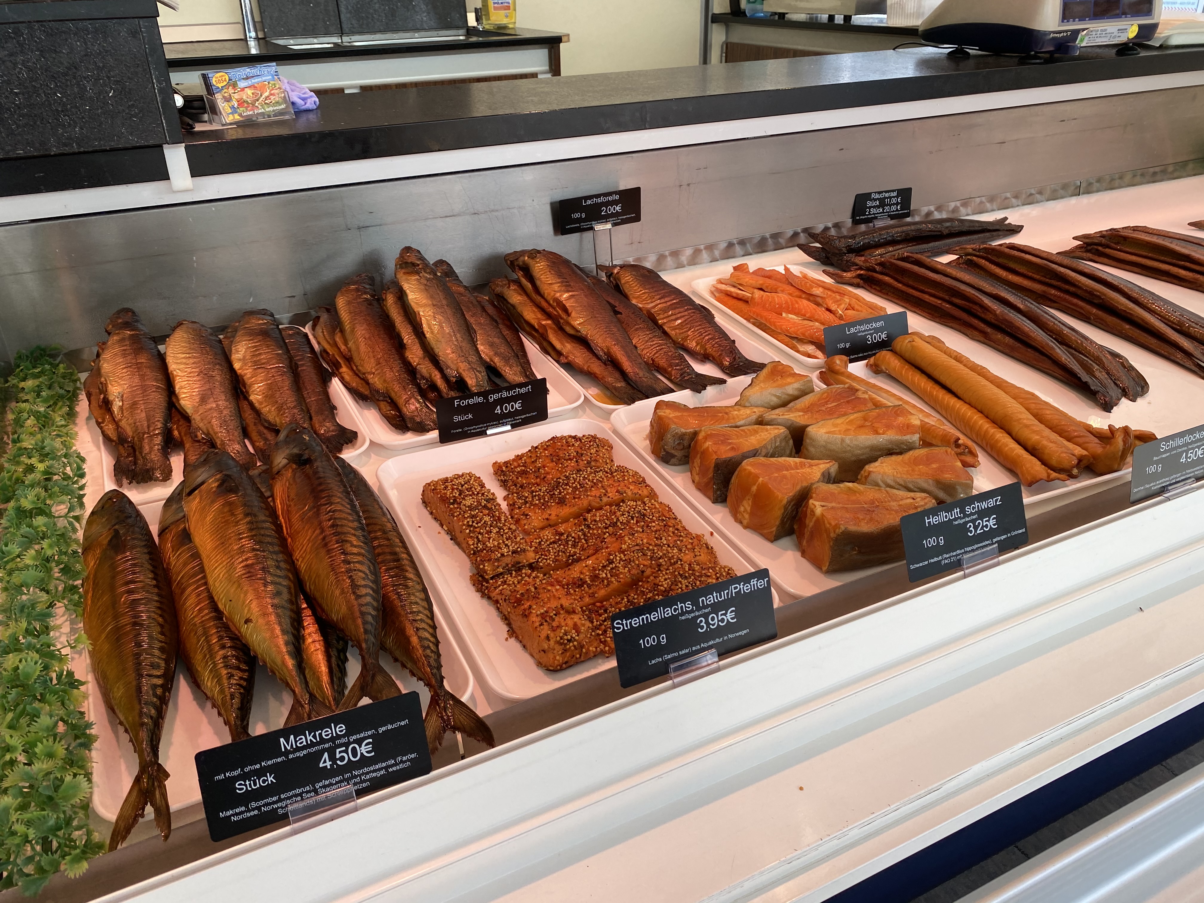 Auslagen im Verkaufswagen der Aalräucherei Janssen