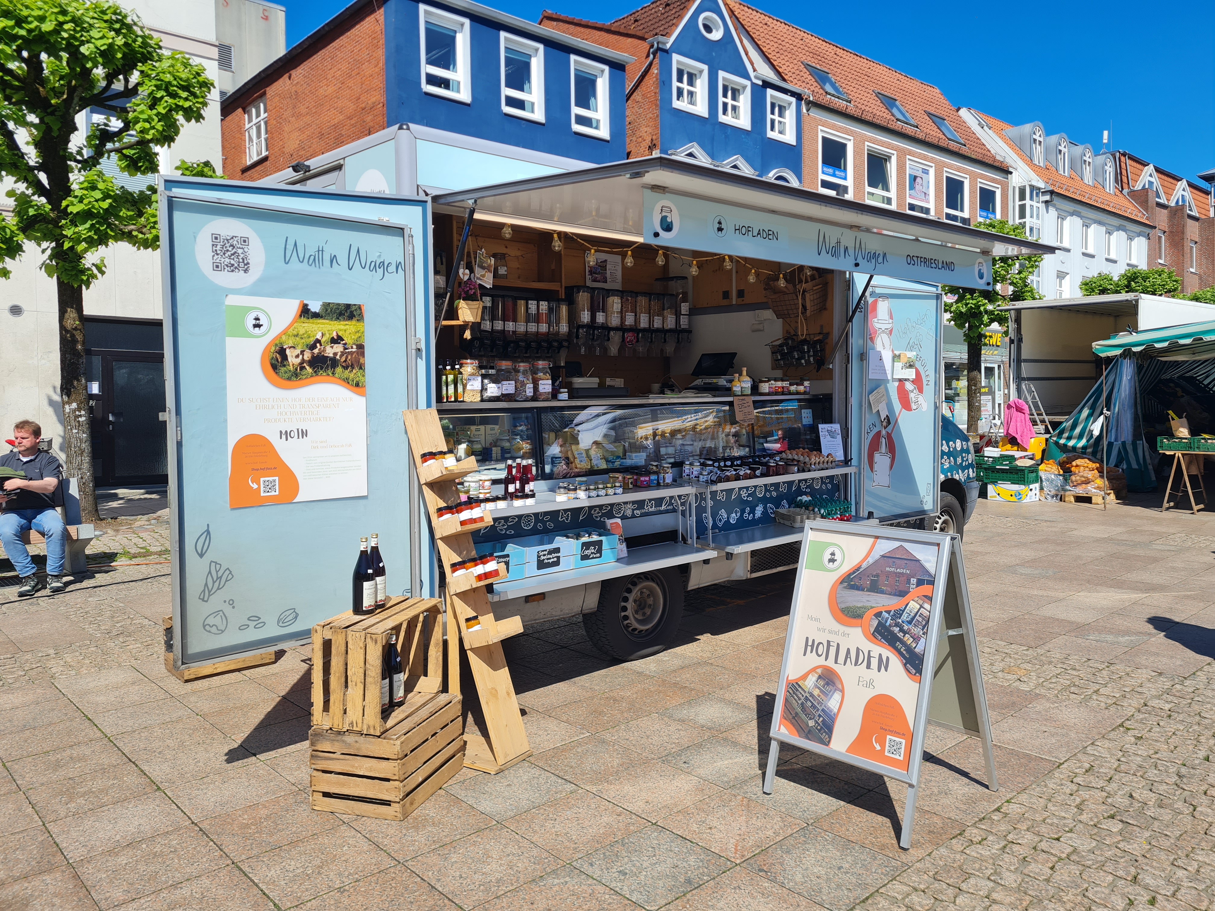 Verkaufswagen Hof Faß auf dem Auricher Wochenmarkt