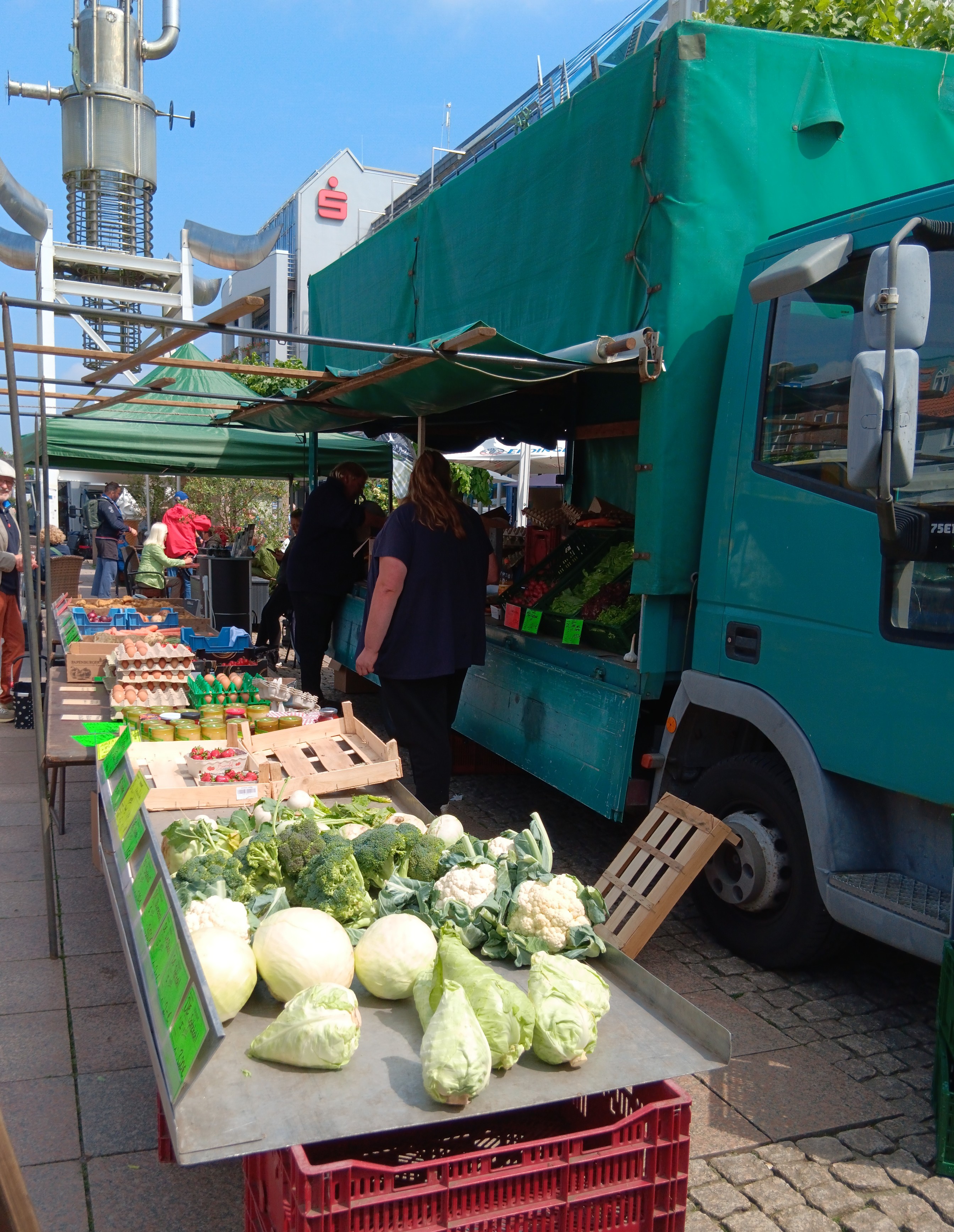 Verkaufsstand mit Kartoffeln und Gemüse auf dem Wochenmarkt 