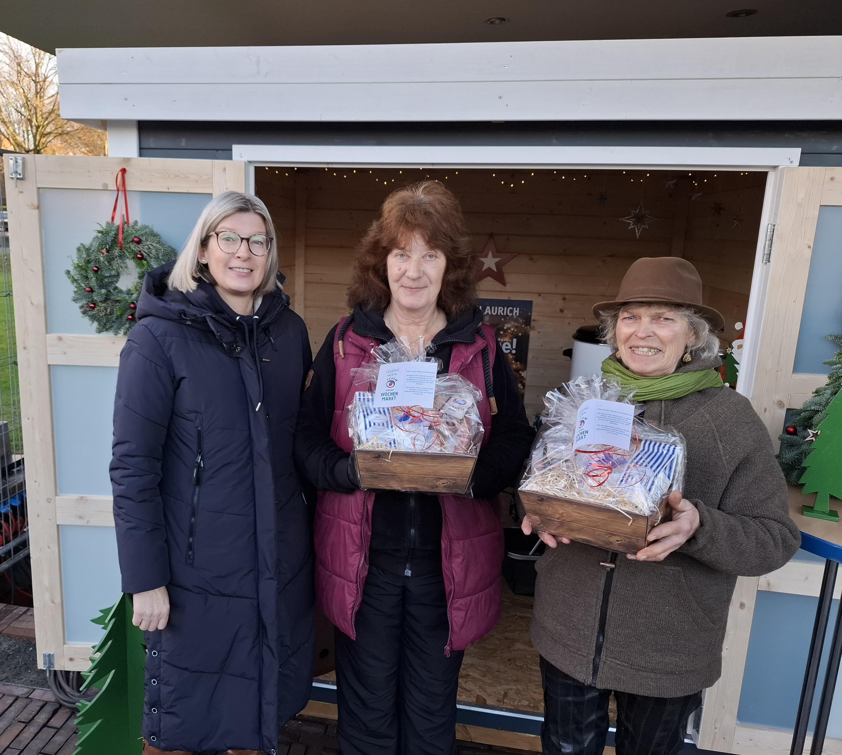 Wochenmarktbeschicker erhalten ein Präsent von der Marktmeisterin 