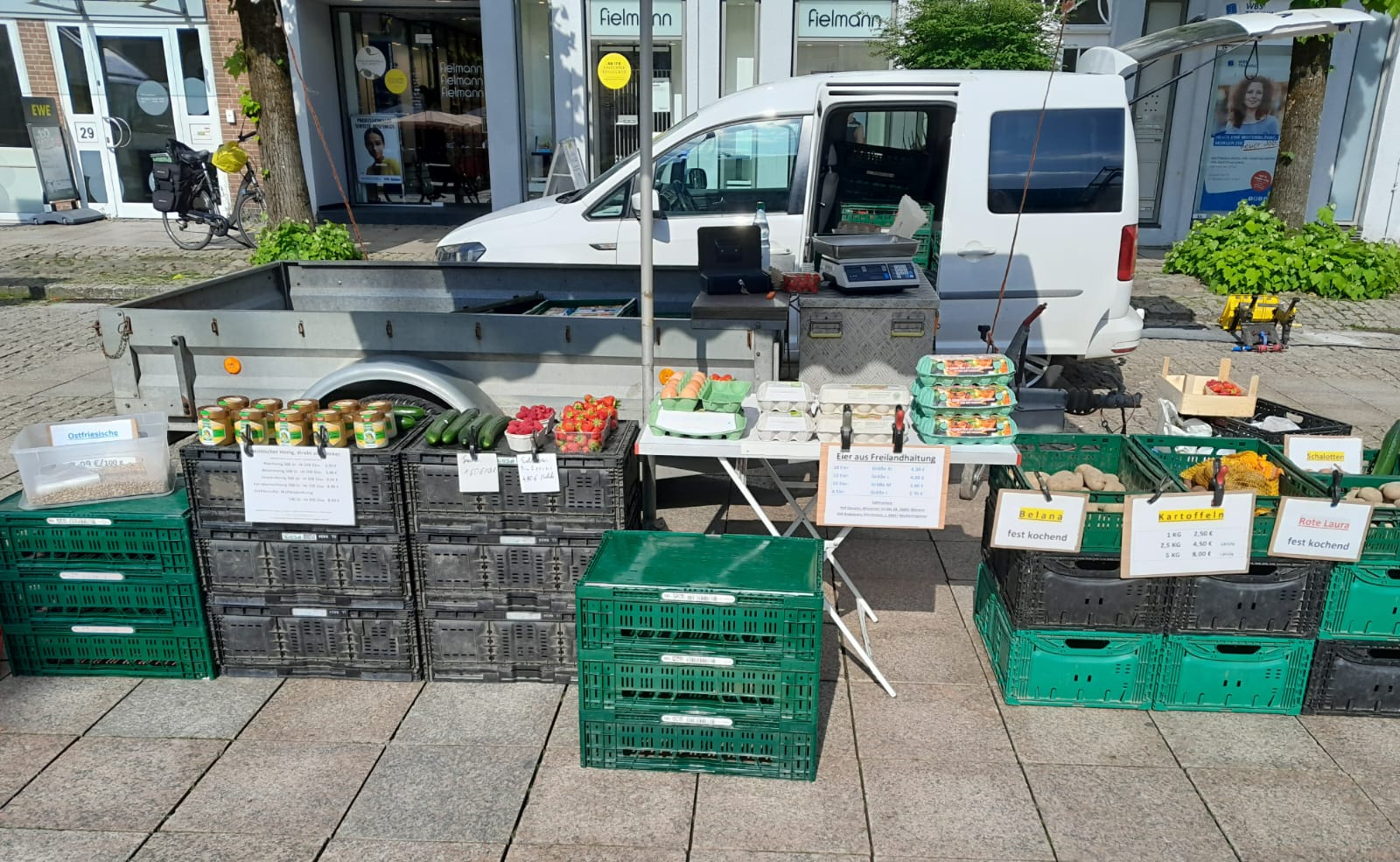 Auslagen der Gemüsedirektvermarkung Weyerts auf dem Auricher Wochenmarkt 