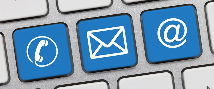 Eine Computertastatur mit Buchstaben und den Symbolen Telefonhörer, Brief und Email 