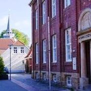 Ein Blick in die Hafenstraße. Rechts die Stadtbibliothek, links weitere Gebäude. Links im Hintergrund der Lambertiturm. 