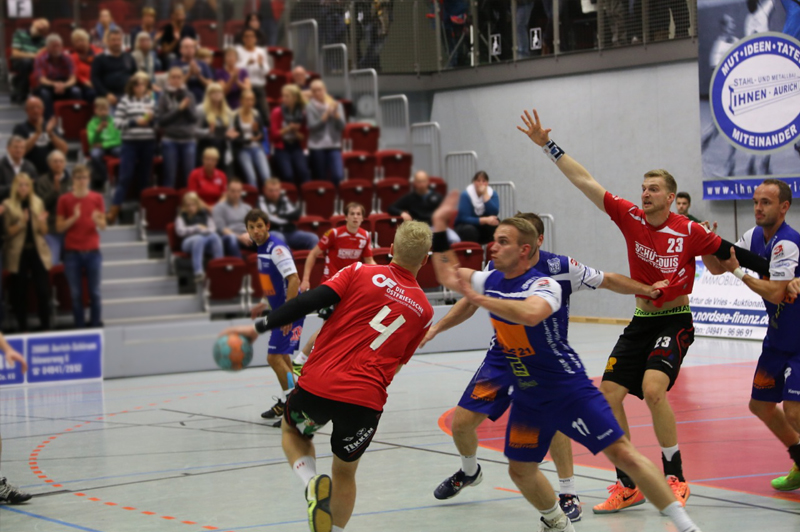 Ein Handballspiel mit Zuschauern in der Sparkassen-Arena Aurich