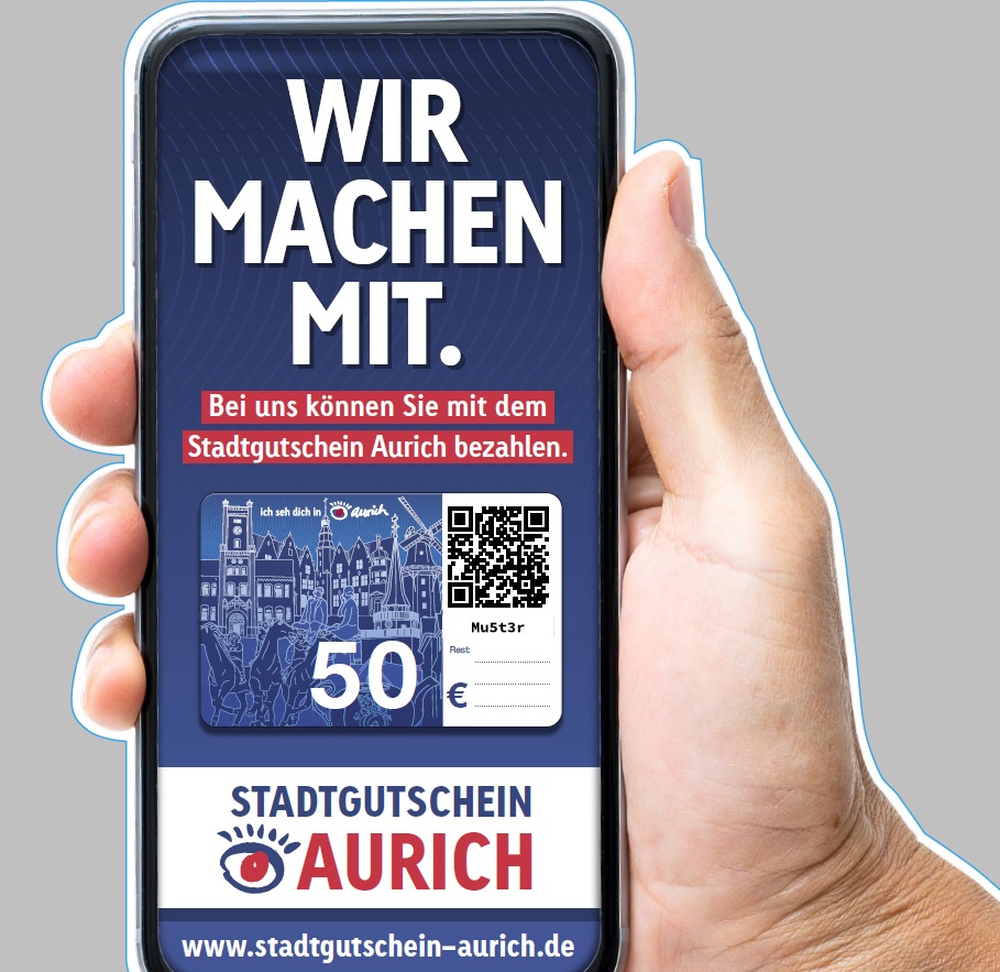 Werbeplakat Stadtgutschein Aurich. Eine Person hält ein Handy in der Hand.