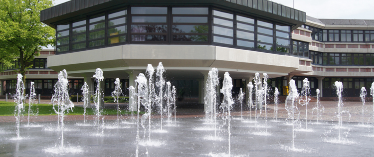 Das Rathaus Aurich mit einem Wasserspiel am Georgswall