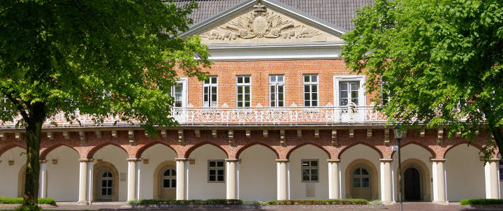 Zweigeschossiger Marstall, erbaut im Barockstil. Im Untergeschoss Arkadengang mit Tudorbögen. Im Obergeschoss Balkon mit schmiedeeisernem Geländer und Giebeldreieck. 