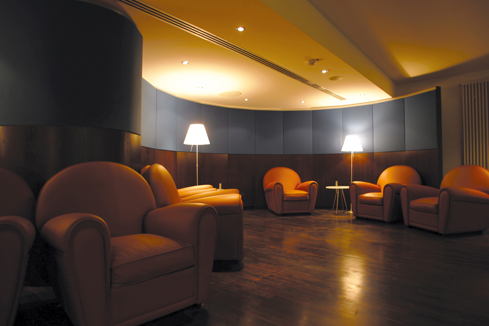 Lounge-Bereich mit Sesseln und Lampen in der Stadthalle Aurich